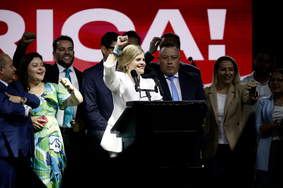 La candidata derechista del Partido Pueblo Soberano Laura Fernández celebra este domingo, en San José (Costa Rica). Fernández anunció un "cambio profundo e irreversible" para fundar "la tercera república", y prometió a la oposición que su Gobierno será de "diálogo y conciliación". EFE/ Jeffrey Arguedas