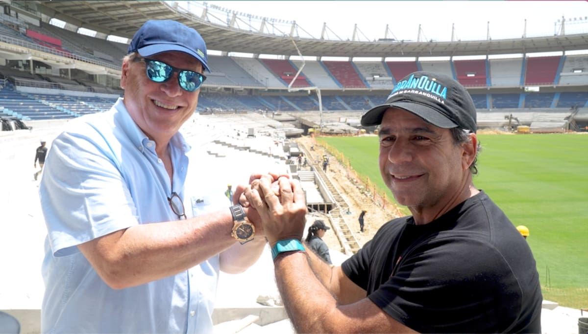 El presidente de la Federación Colombiana de Fútbol, Ramón Jesurún Franco, y el alcalde de Barranquilla, Alejandro Char, durante su visita al Estadio Metropolitano Roberto Meléndez.//Cortesía Alcaldìa de Barranquilla.