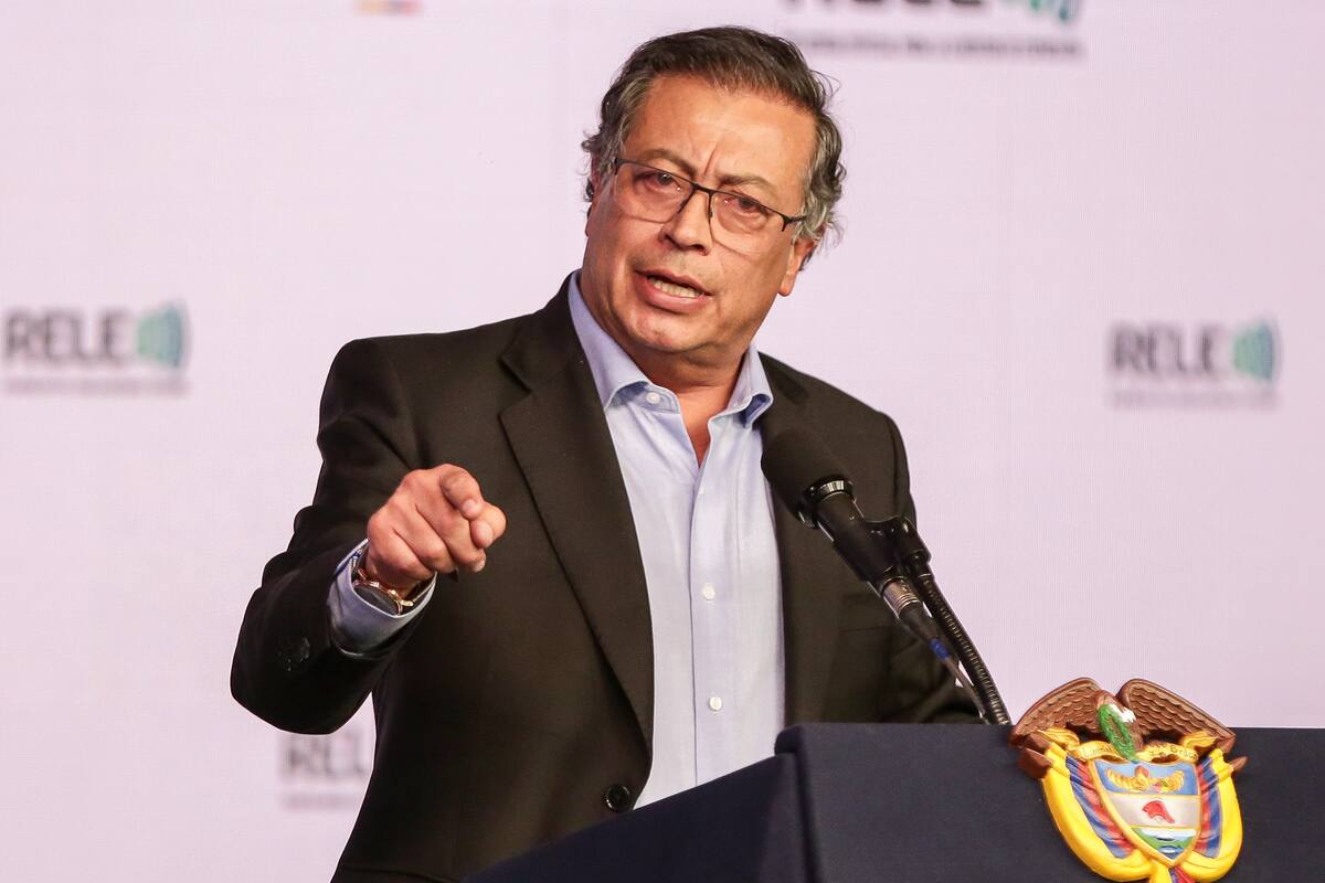 Petro acusa a Uribe en acto de reconocimiento a empleados de Telecom