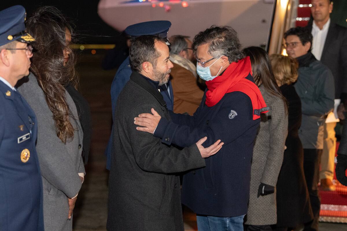 El presidente Gustavo Petro saluda a la comitiva que lo esperaba tras su arribo a Washington, Estados Unidos. // Foto: Cortesía - Presidencia.