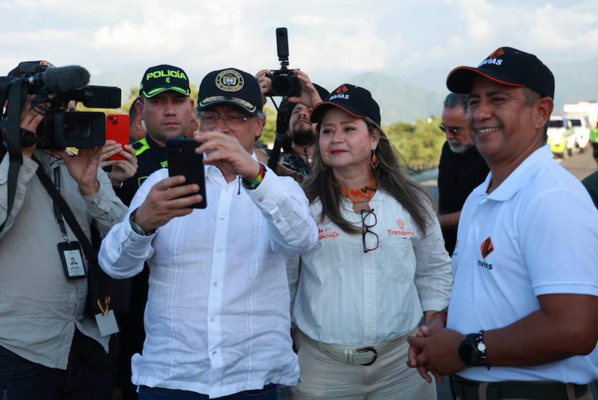 El presidente de la República, Gustavo Petro, la ministra de Transporte, María Fernanda Rojas, y del director (e) general del Invías, John Jairo González, durante la entrega de la variante Ciénaga-Barranquilla.//Cortesía Mintransporte.