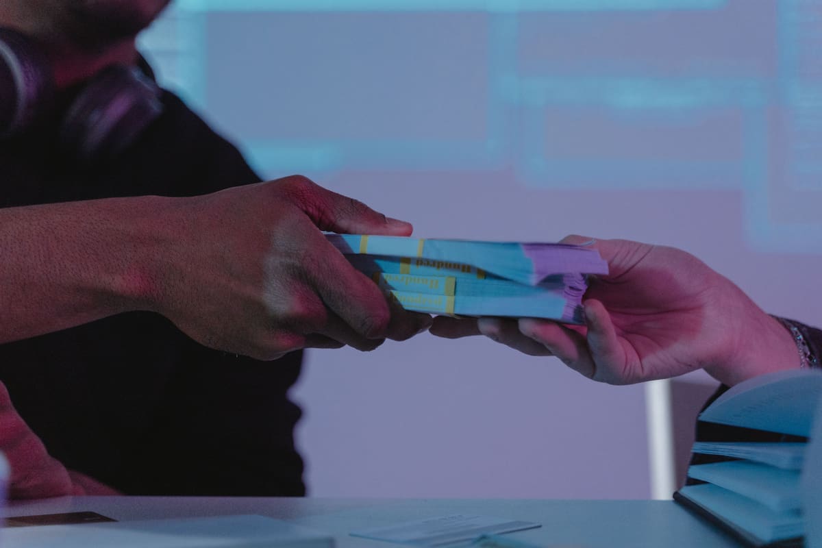 La informalidad laboral, los bajos ingresos y la falta de historial financiero empujan a numerosas personas hacia opciones de alto riesgo. // Foto: pexels.