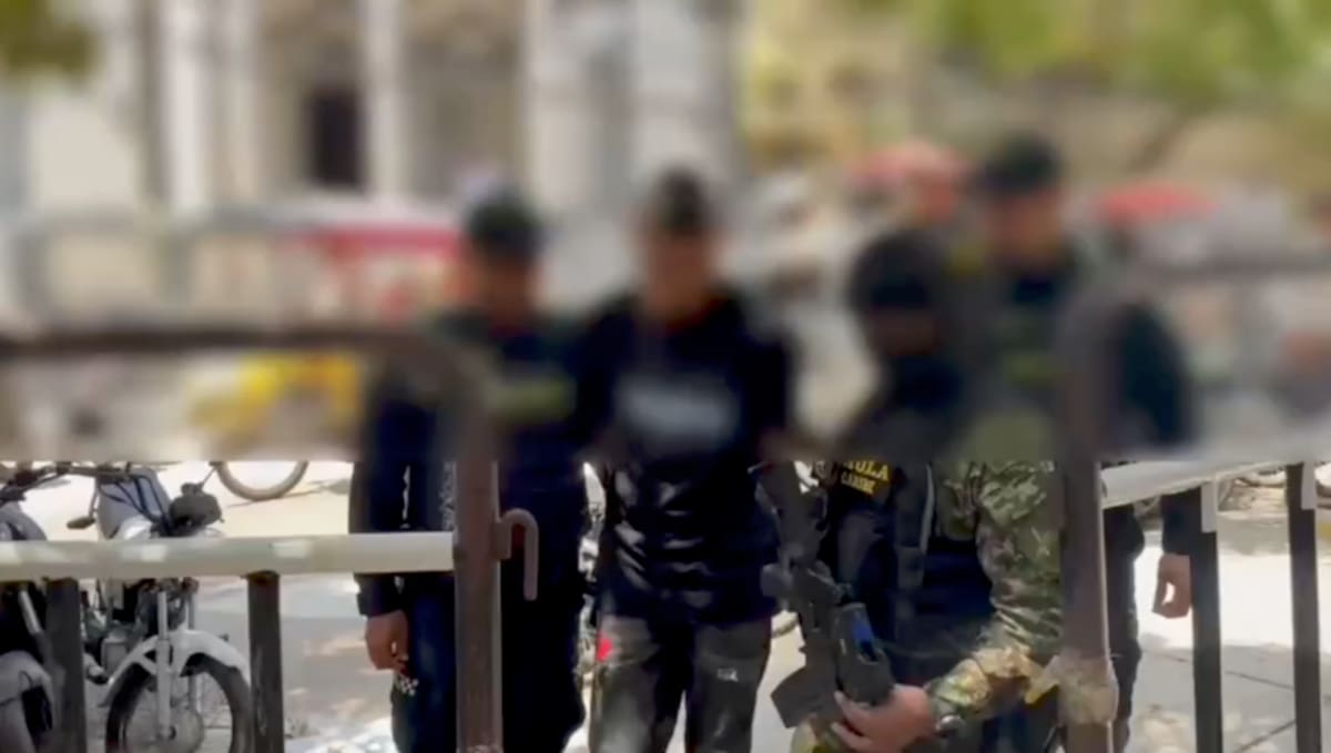 Uno de los capturados es conducido por miembros del Gaula del Ejército a la URI de la Fiscalía.//Cortesía Policía Mebar.
