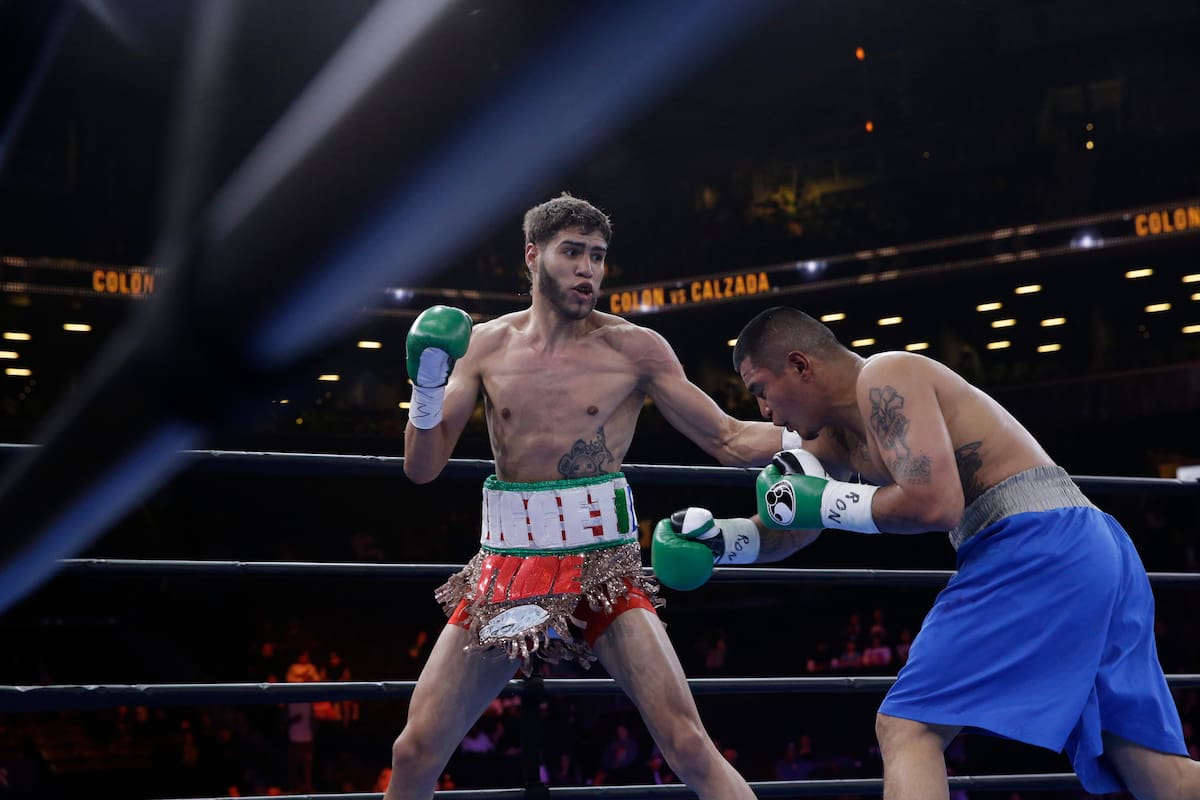 Prichard Colón (izquierda) intercambia golpes con Daniel Calzada durante un combate de boxeo por el título de peso superwélter, el sábado 11 de abril de 2015, en Nueva York. Colón ganó por nocaut técnico. //Foto, Archivo AP: Mary Altaffer