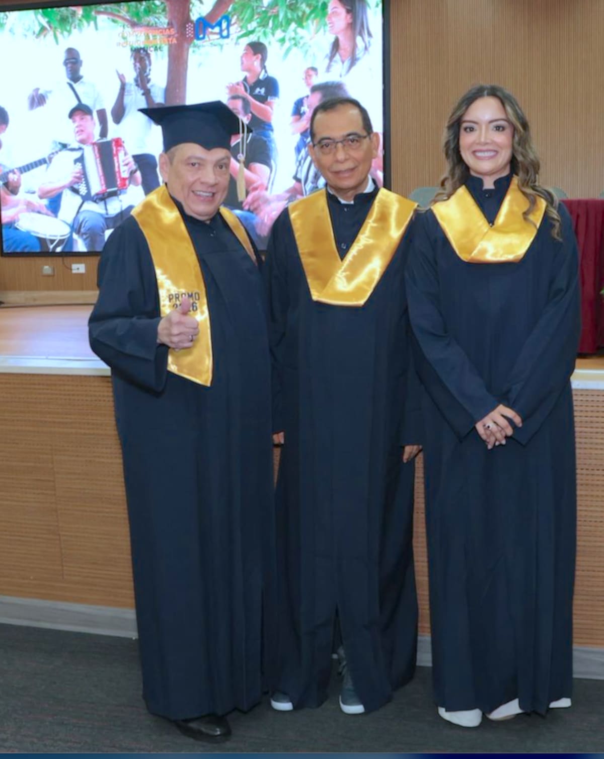 Gonzalo ‘El Cocha’ Molina, junto a José Consuegra Bolívar, rector de la Universidad Simón Bolívar, y Julieth Peraza, gestora cultural y cofundadora de la Fundación Cocha Molina.// Cortesía FCM..