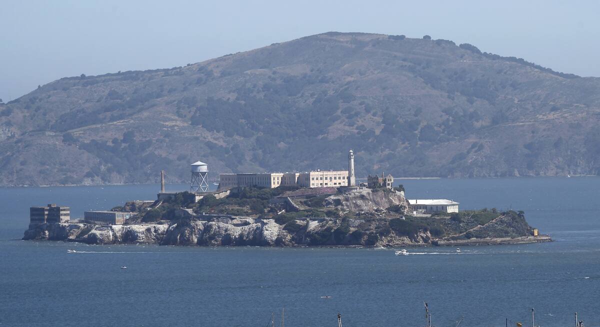 Fotografía de archivo de la prisión de Alcatraz en San Francisco, California (EE.UU.). El presidente estadounidense, Donald Trump, anunció este domingo que ha ordenado la reapertura y ampliación de la prisión de máxima seguridad de Alcatraz, donde pretende albergar a los delincuentes más violentos de Estados Unidos. // EFE/EPA/JOHN G. MABANGLO ARCHIVO.