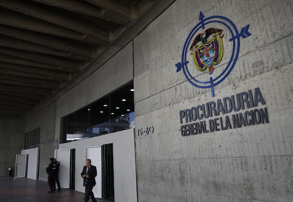 Procuraduría sanciona a dos dragoneantes del INPEC por parranda: caso Nelson Velásquez