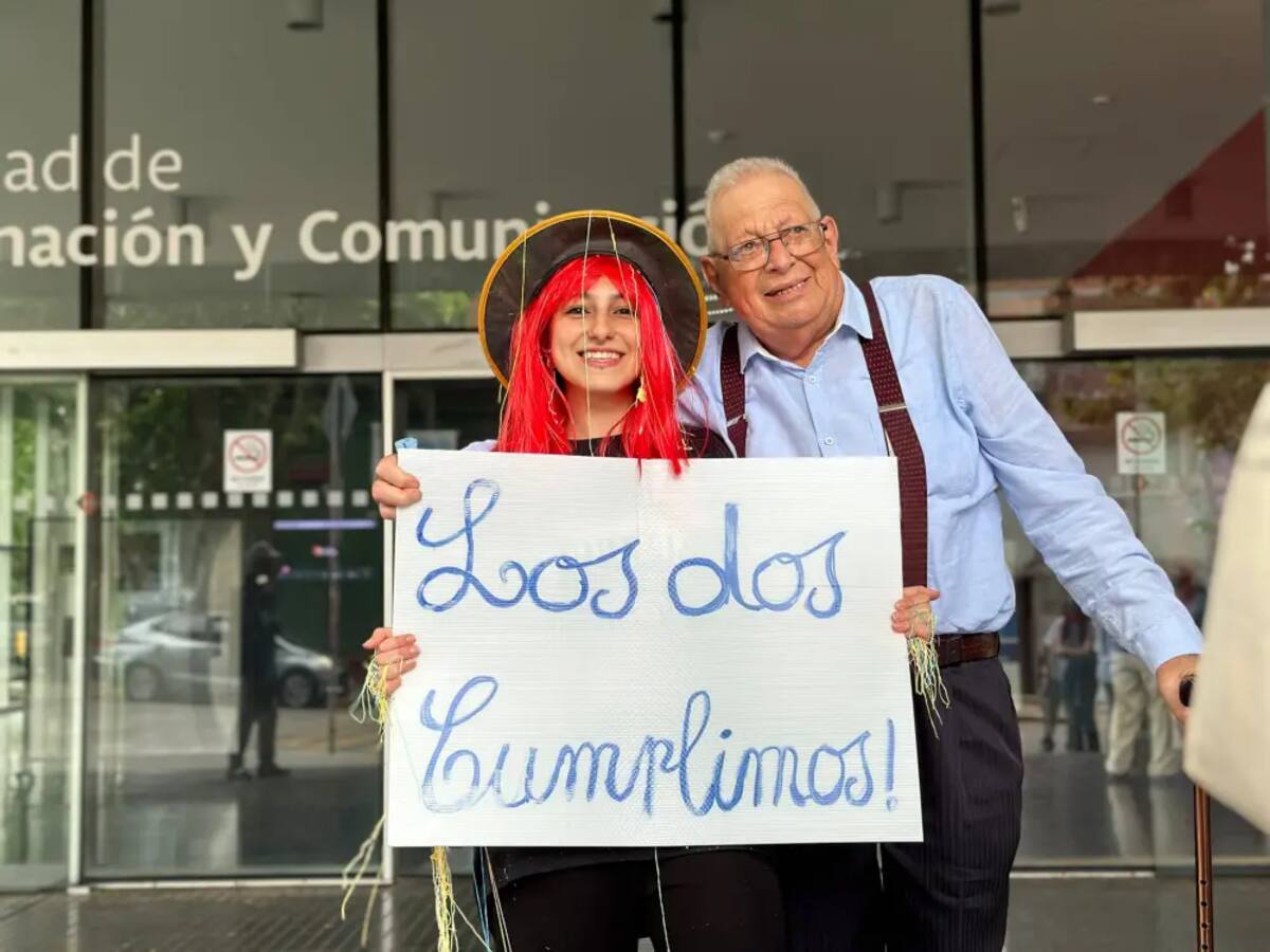 Lucía Villar junto a su abuelo tras graduarse de la universidad. // Foto: tomada de X @lu_villar.