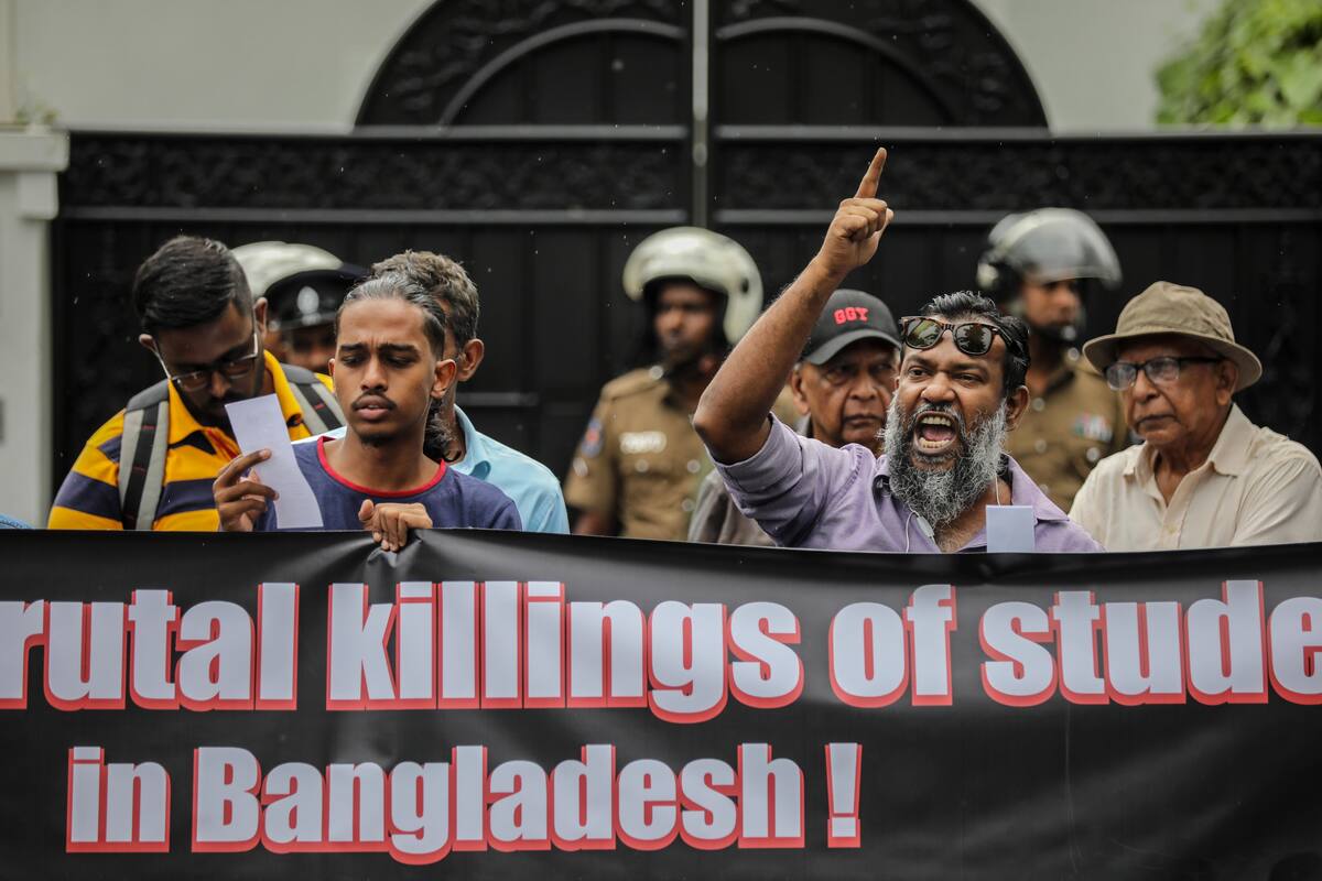 Estudiantes universitarios de Sri Lanka y activistas de derechos civiles sostienen pancartas y gritan consignas frente al Alto Comisionado de Bangladesh durante una protesta en solidaridad con los estudiantes de Bangladesh, en Colombo, Sri Lanka, el 22 de julio de 2024. //EFE