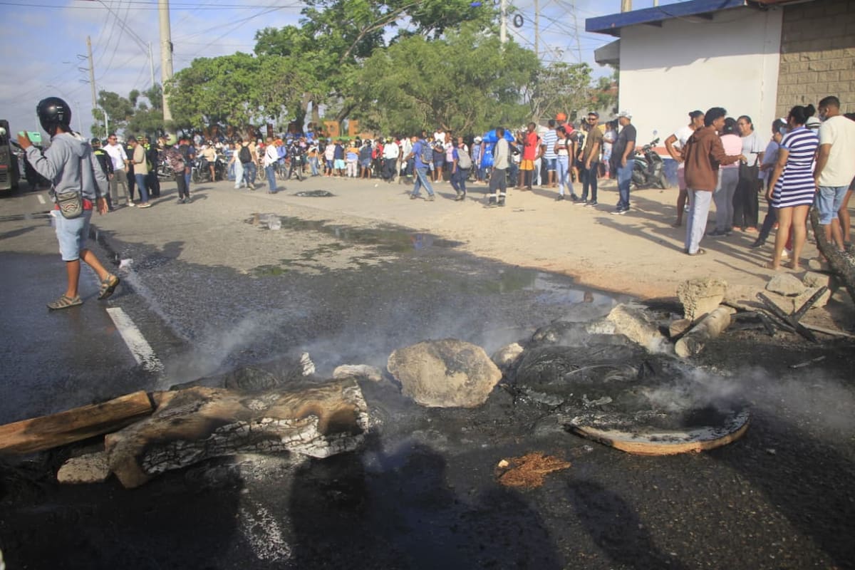 La comunidad bloqueó la vía La Cordialidad con piedras, llantas y palos. // Foto: Julio Castaño - El Universal