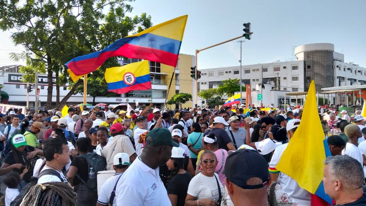 Los manifestantes se concentran en la cancha de Chiquinquirá, frente al centro comercial Los Ejecutivos. // Foto: Luis Herrán.