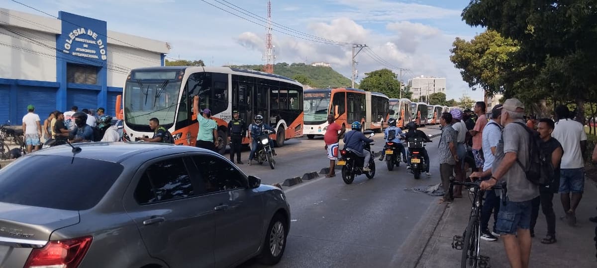 Bloqueo en la Pedro de Heredia por protesta de habitantes de El Espinal. // Foto: Oscar Díaz - El Universal.