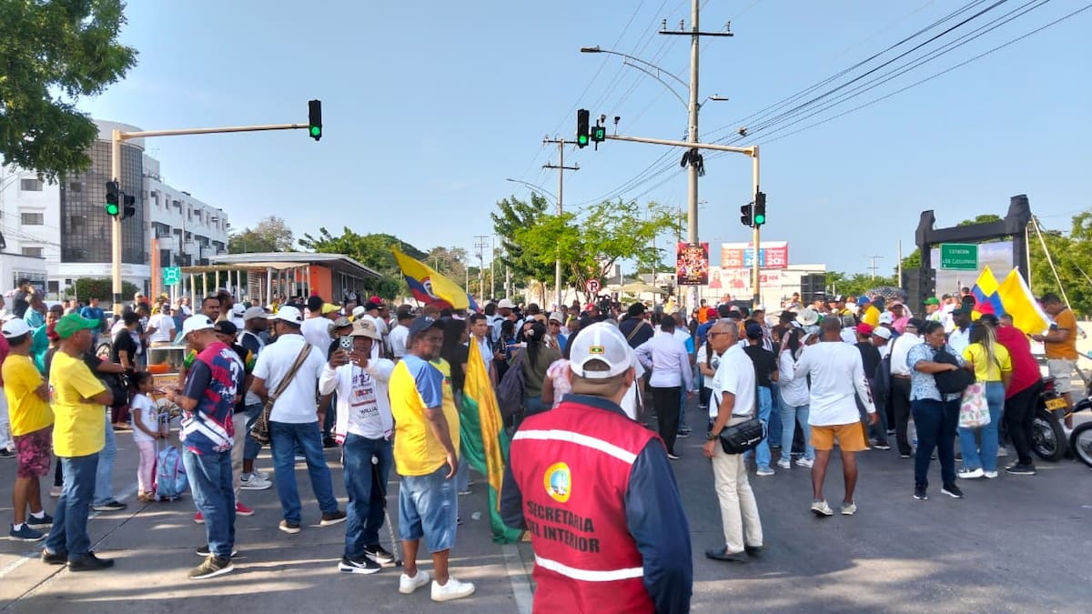 Las centrales obreras y ciudadanos cartageneros se concentran para defender el decreto del salario mínimo. // Foto: Luis Herrán.