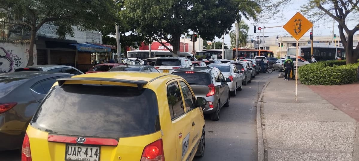 Bloqueo en la Pedro de Heredia por protesta de habitantes de El Espinal. // Foto: Oscar Díaz - El Universal.