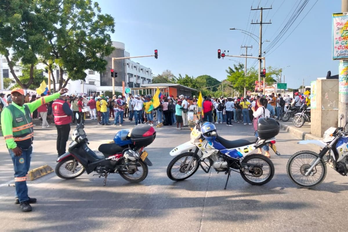 Comenzó protesta a favor del salario mínimo en Cartagena: cerraron vía