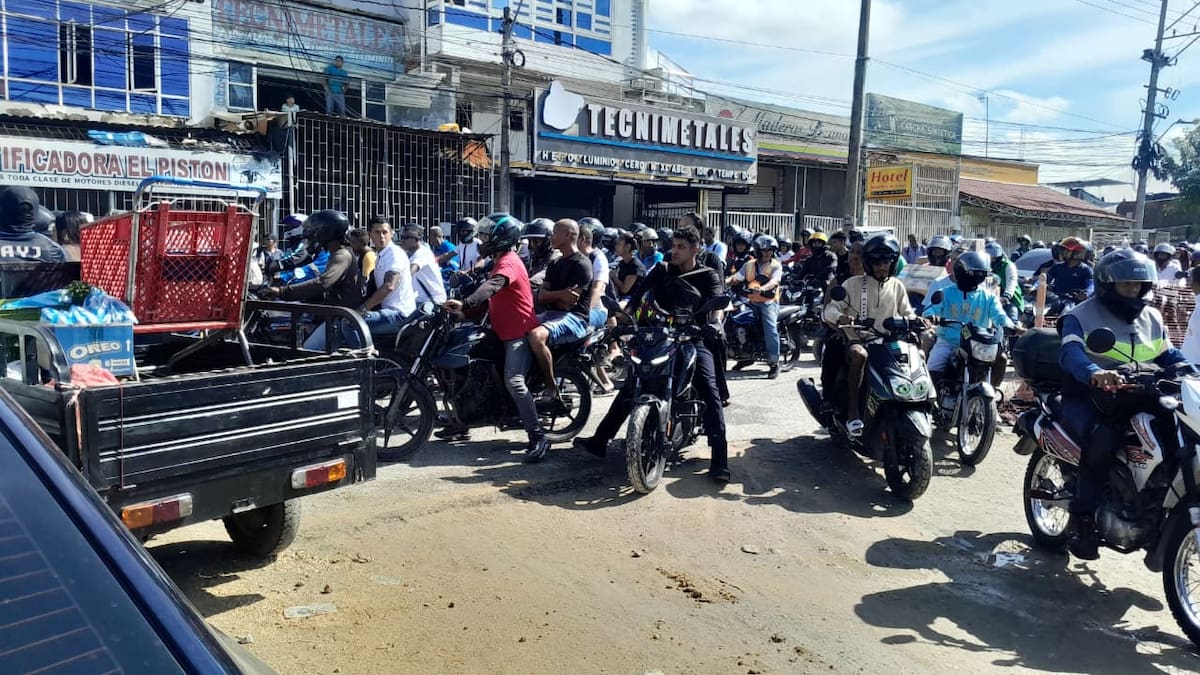Protesta bloquea el paso vehicular en la vía La Cordialidad, a la altura de Villa Estrella. // Foto: Julio Castaño