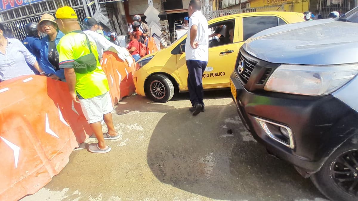 Protesta bloquea el paso vehicular en la vía La Cordialidad, a la altura de Villa Estrella. // Foto: Julio Castaño
