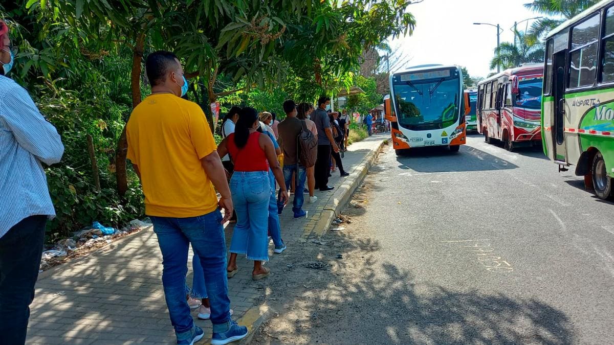 A su paso por la Troncal de Occidente, a la altura de El Rodeo, la protesta de conductores avanzan por un solo carril, lo cual favorece el tránsito vehicular. //JULIO CASTAÑO - EL UNIVERSAL