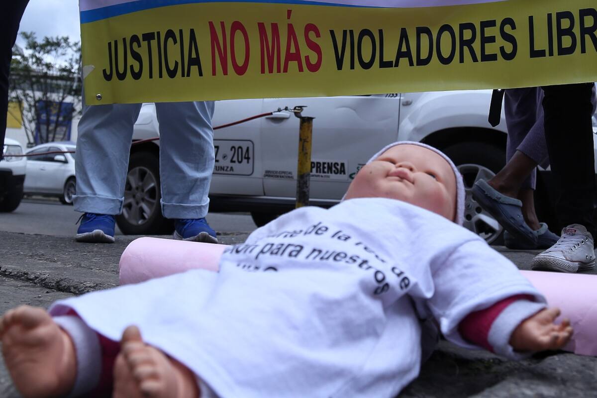Detienen a dos mujeres acusadas de grabar y vender videos sexuales de su hija