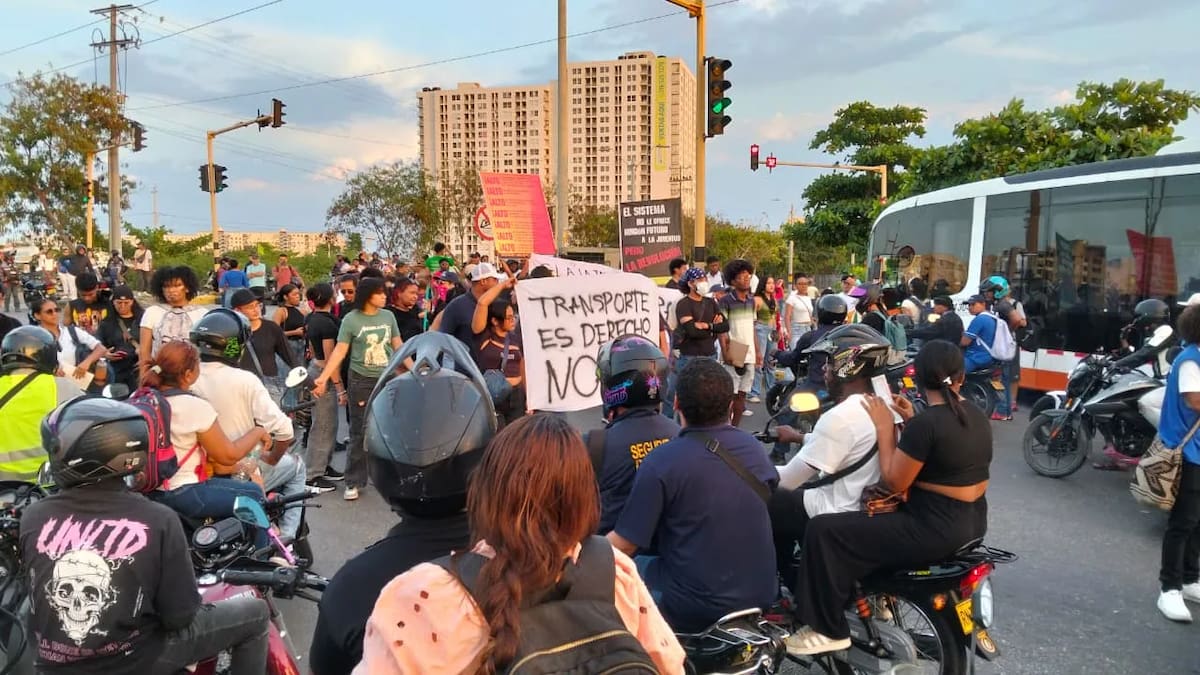 Los manifestantes realizan un bloqueo en Patio Portal. // Luis Herrán - El Universal