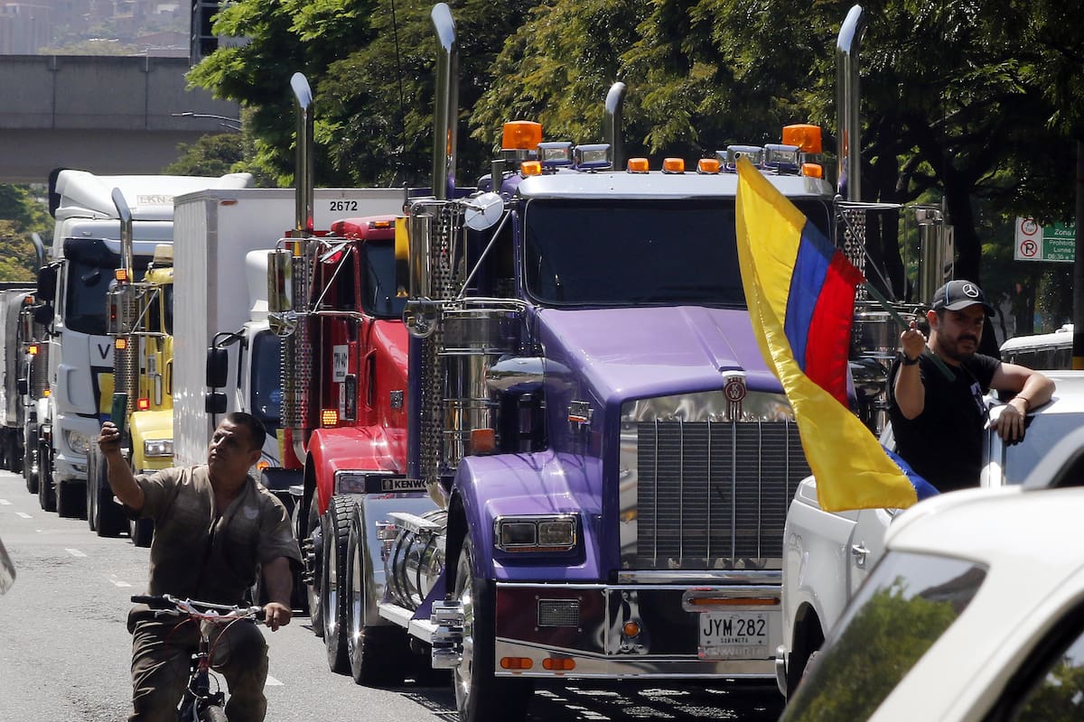 Camioneros participan en una movilización contra el Gobierno de Colombia por el anuncio del alza en el precio del diesel, en Medellín. // EFE - Luis Eduardo Noriega Arboleda