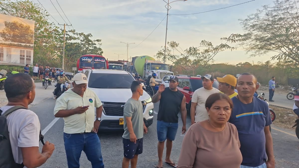 Protesta de habitantes de la urbanización Asturias en la variante Mamonal - Turbaco. // Cortesía