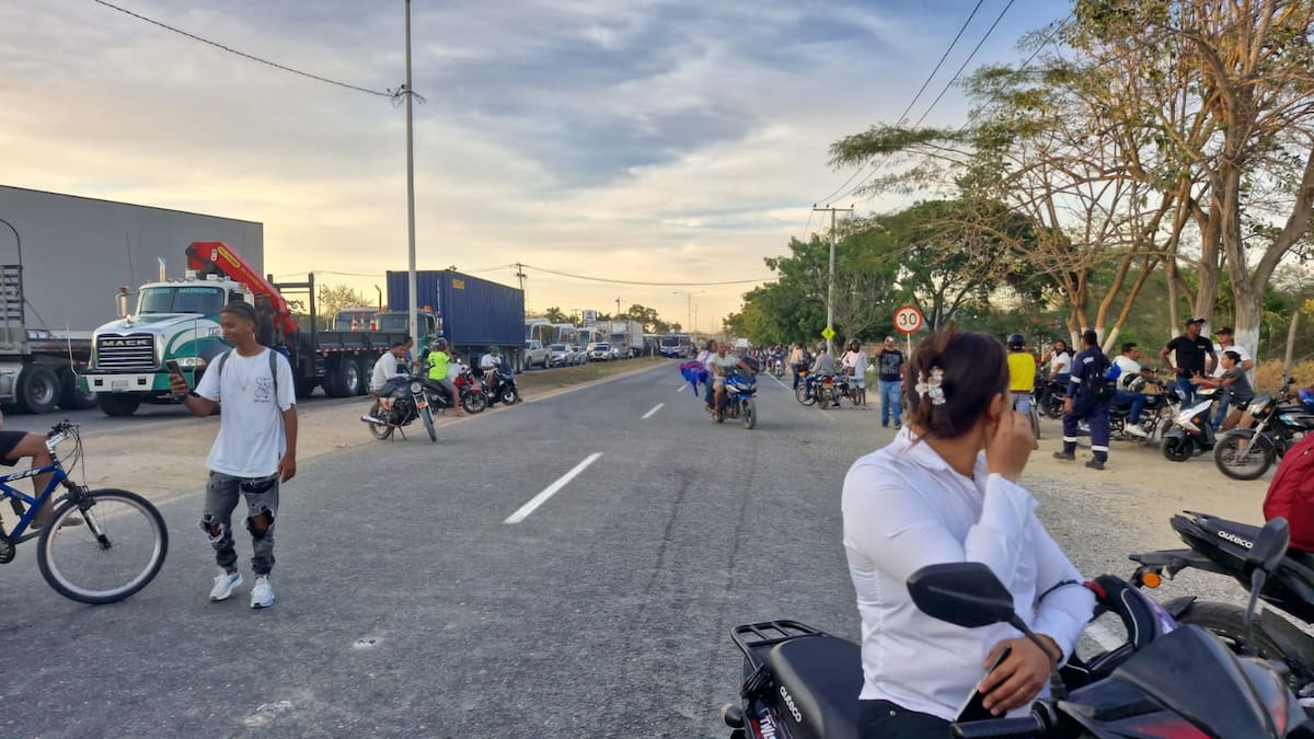 Protesta de habitantes de la urbanización Asturias en la variante Mamonal - Turbaco. // Cortesía