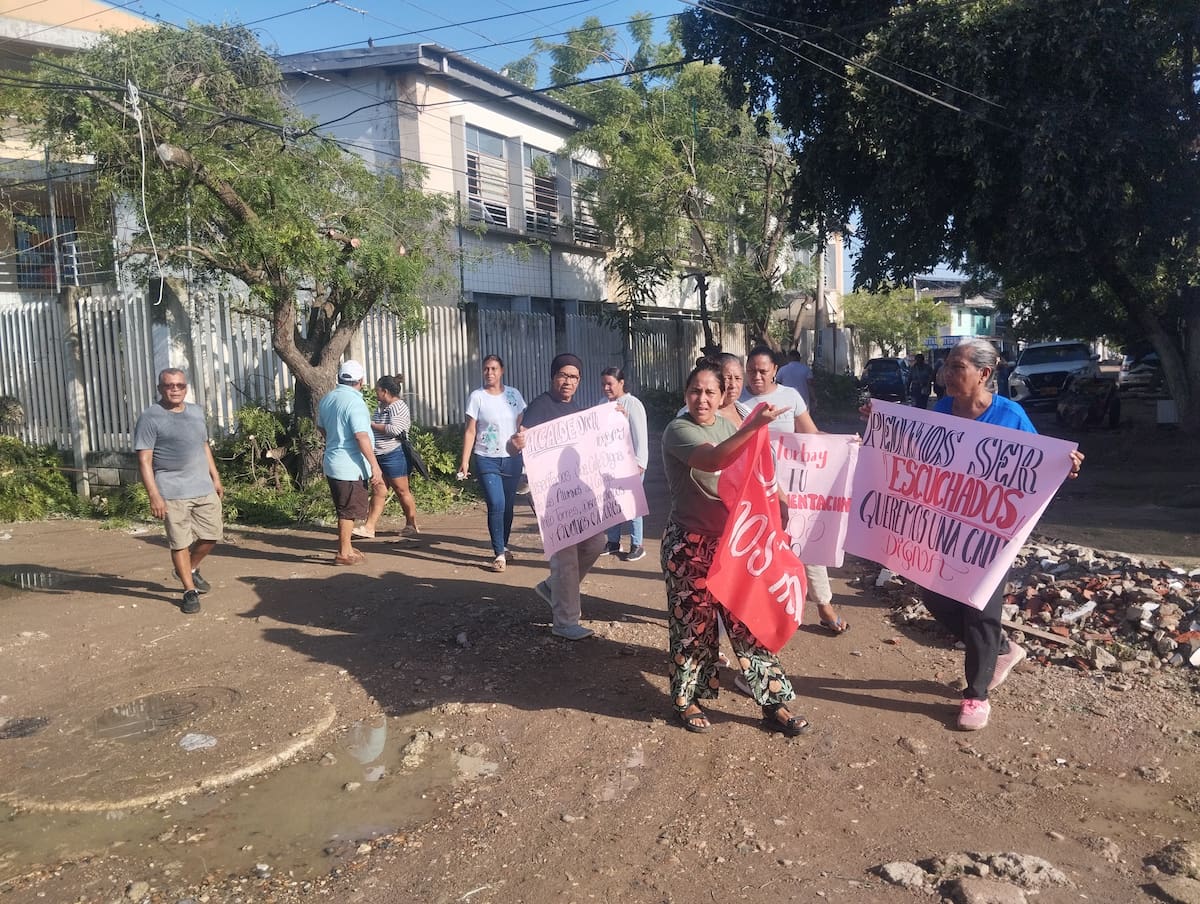 Protesta de la comunidad en El Pozón. // Foto: Óscar Díaz - El Universal