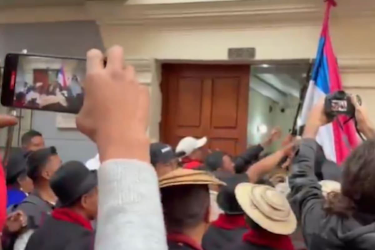 Video: Indígenas intentaron ingresar a la fuerza a Cancillería en medio de protestas