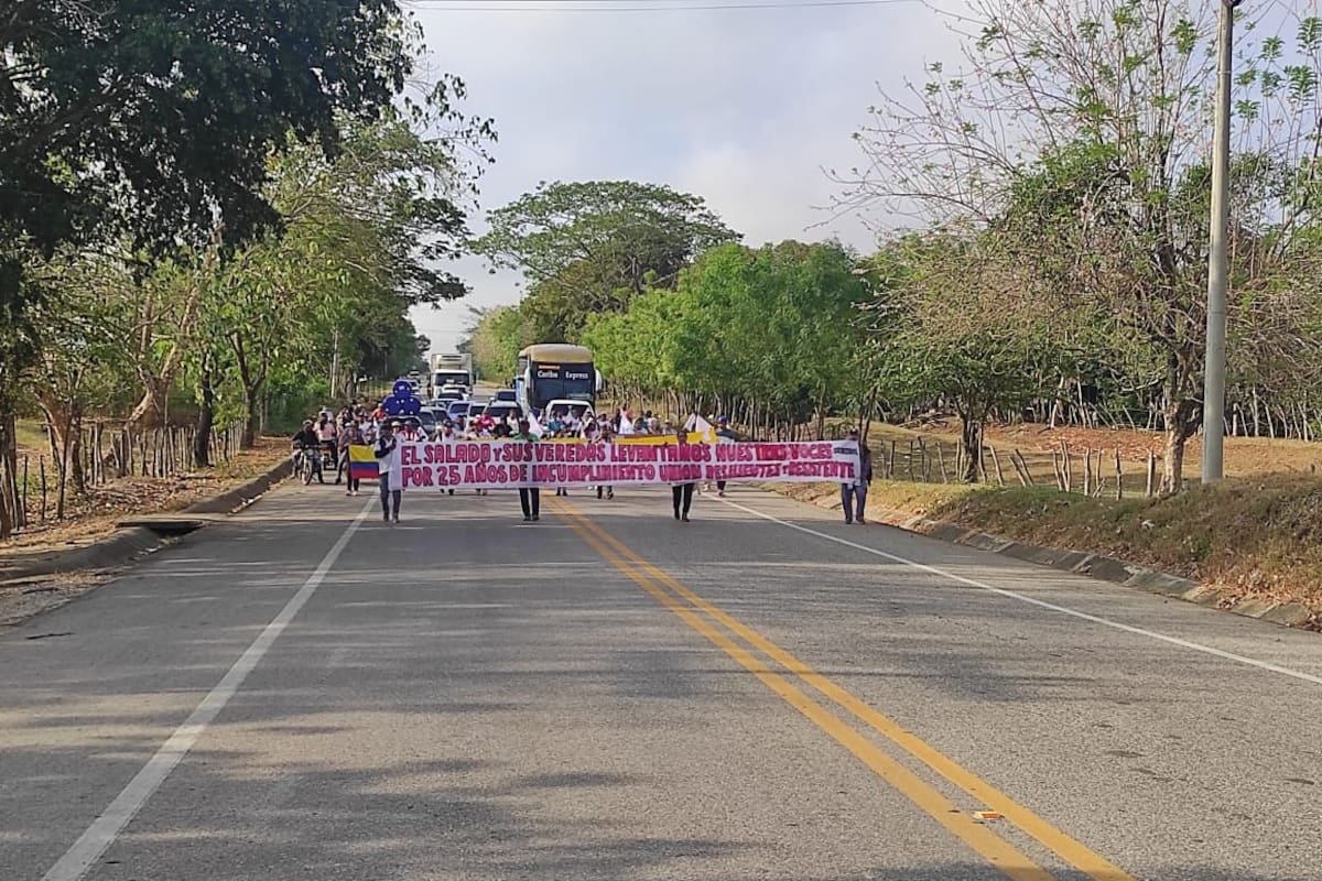 Bloqueo total de la Troncal de Occidente por comunidad de El Salado