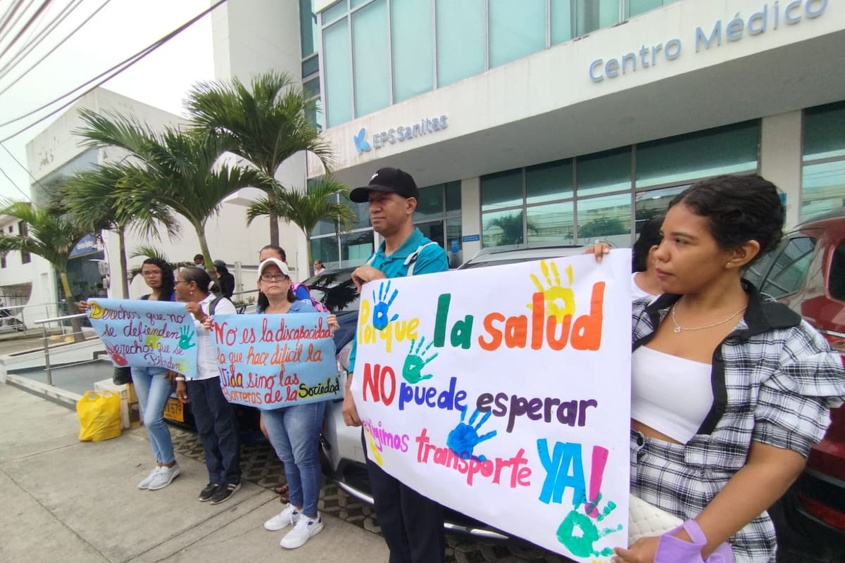 Protesta en Sanitas por falta de transporte para niños con terapias