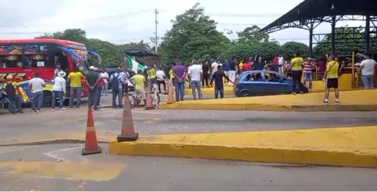 Habitantes de los municipios de Palmar de Varela, Santo Tomás y Sabanagrande piden el desmonte de la caseta en el peaje de Sabanagrande.