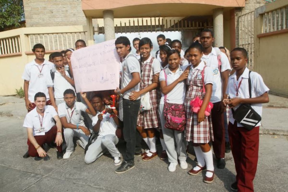 Los estudiantes del colegio Pedro de Heredia dicen que no volverán a clases hasta que resuelvan la situación. Julio Castaño