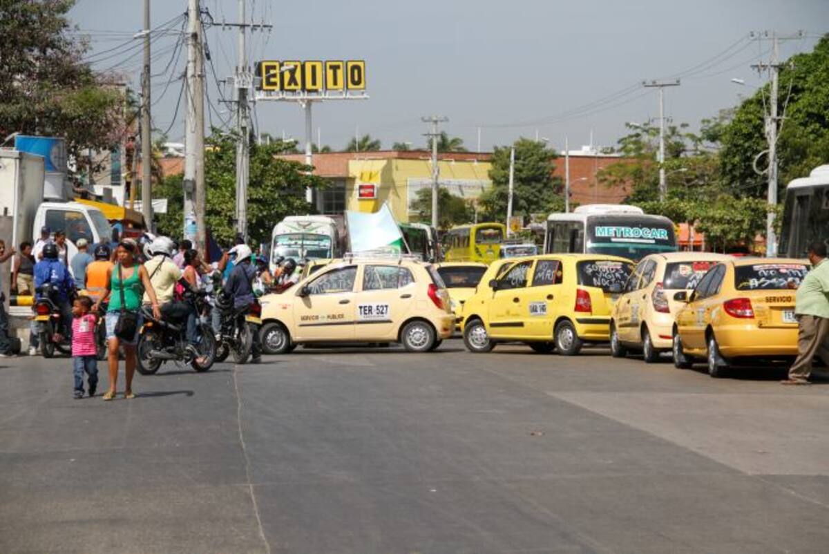 En Bazurto los taxis bloqueaban el paso de todo tipo de vehículos, el comercio se quejó de la falta de clientes. Oscar Díaz