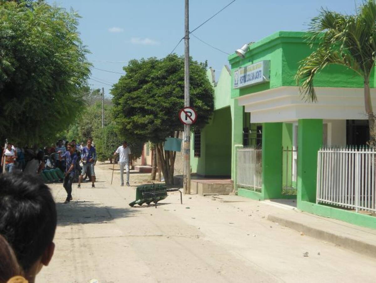 Las sillas de la sala de urgencias fueron sacadas a la calle y destruidas. LILA LEYVA VILLARREAL