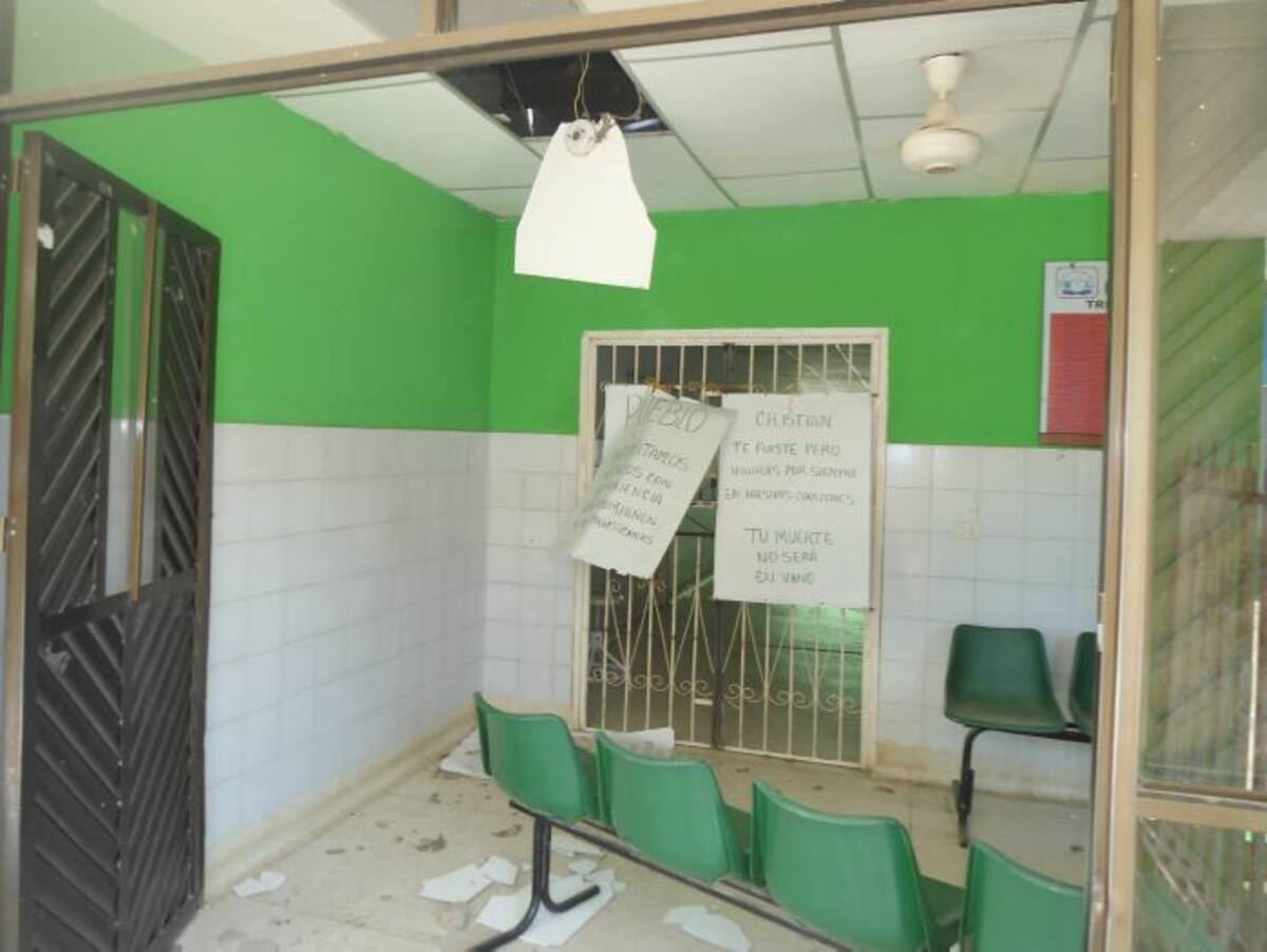 Las sillas de la sala de urgencias fueron sacadas a la calle y destruidas. LILA LEYVA VILLARREAL