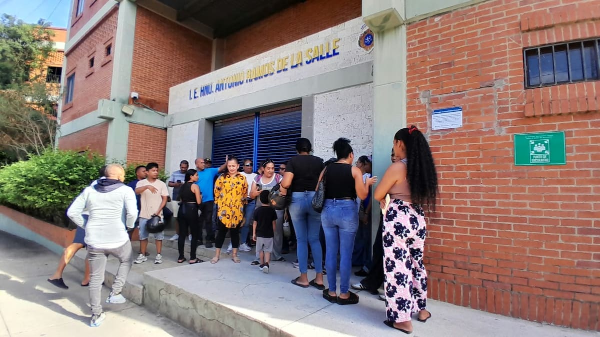 Protestan en colegio de Cartagena por accidente de una estudiante. // Julio Castaño - El Universal
