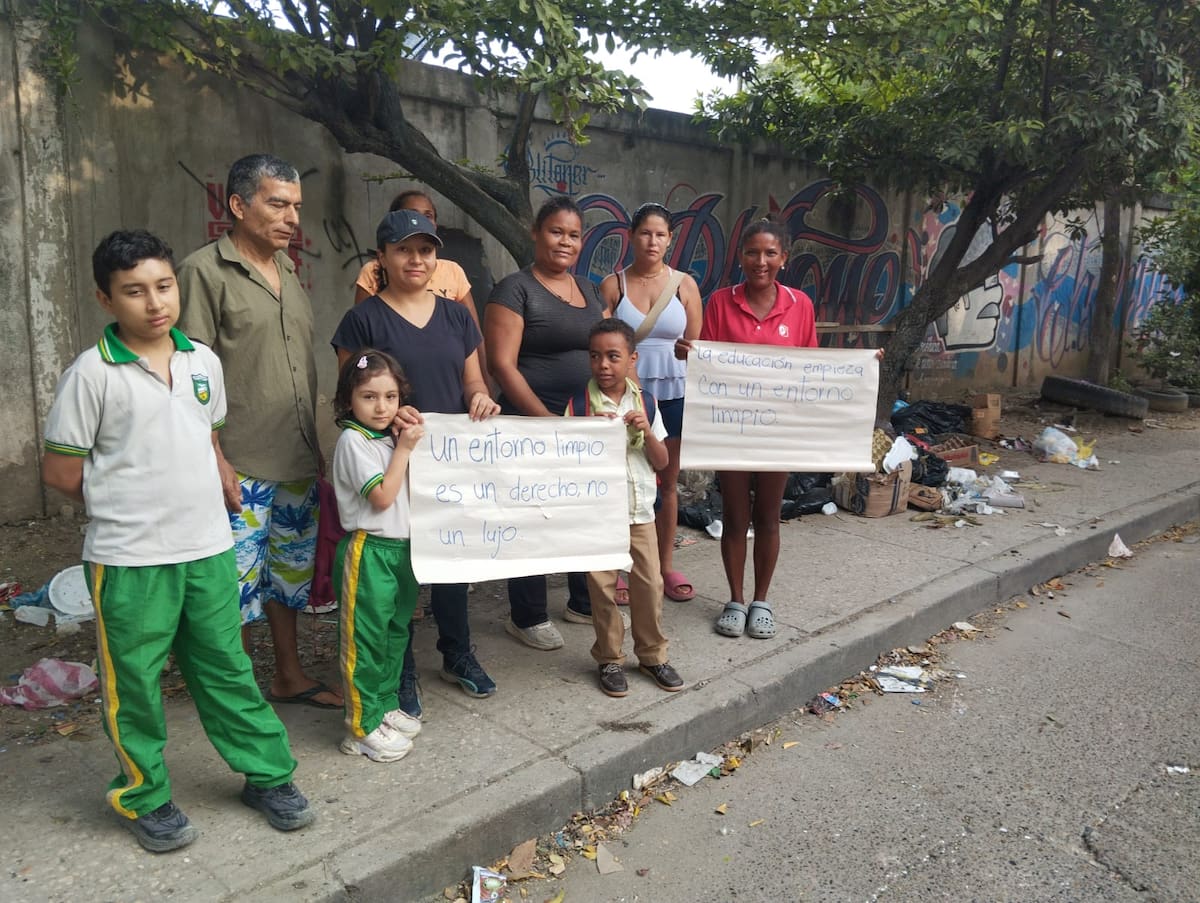 Protestan en el colegio Bertha Gedeón por un entorno limpio. // Foto: Oscar Díaz.