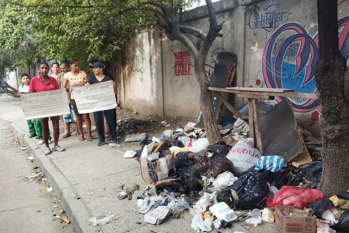 Padres de familia protestan en el colegio Bertha Gedeón