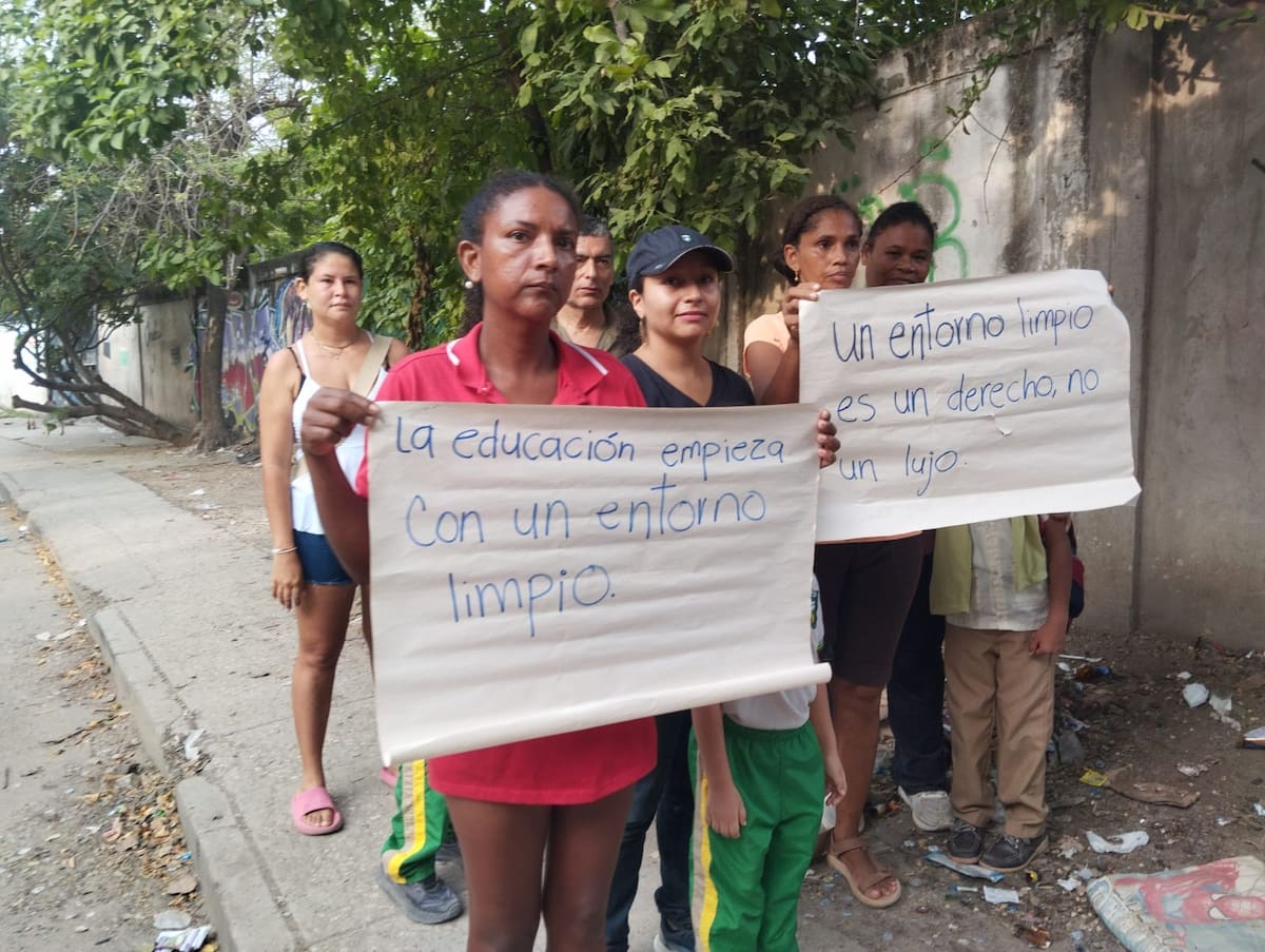 Protestan en el colegio Bertha Gedeón por un entorno limpio. // Foto: Oscar Díaz.