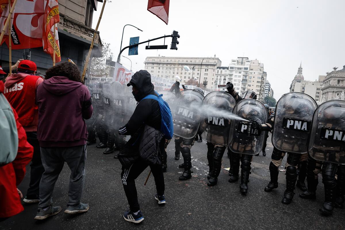 Video: manifestantes y policías se enfrentan en tensos choques en Argentina