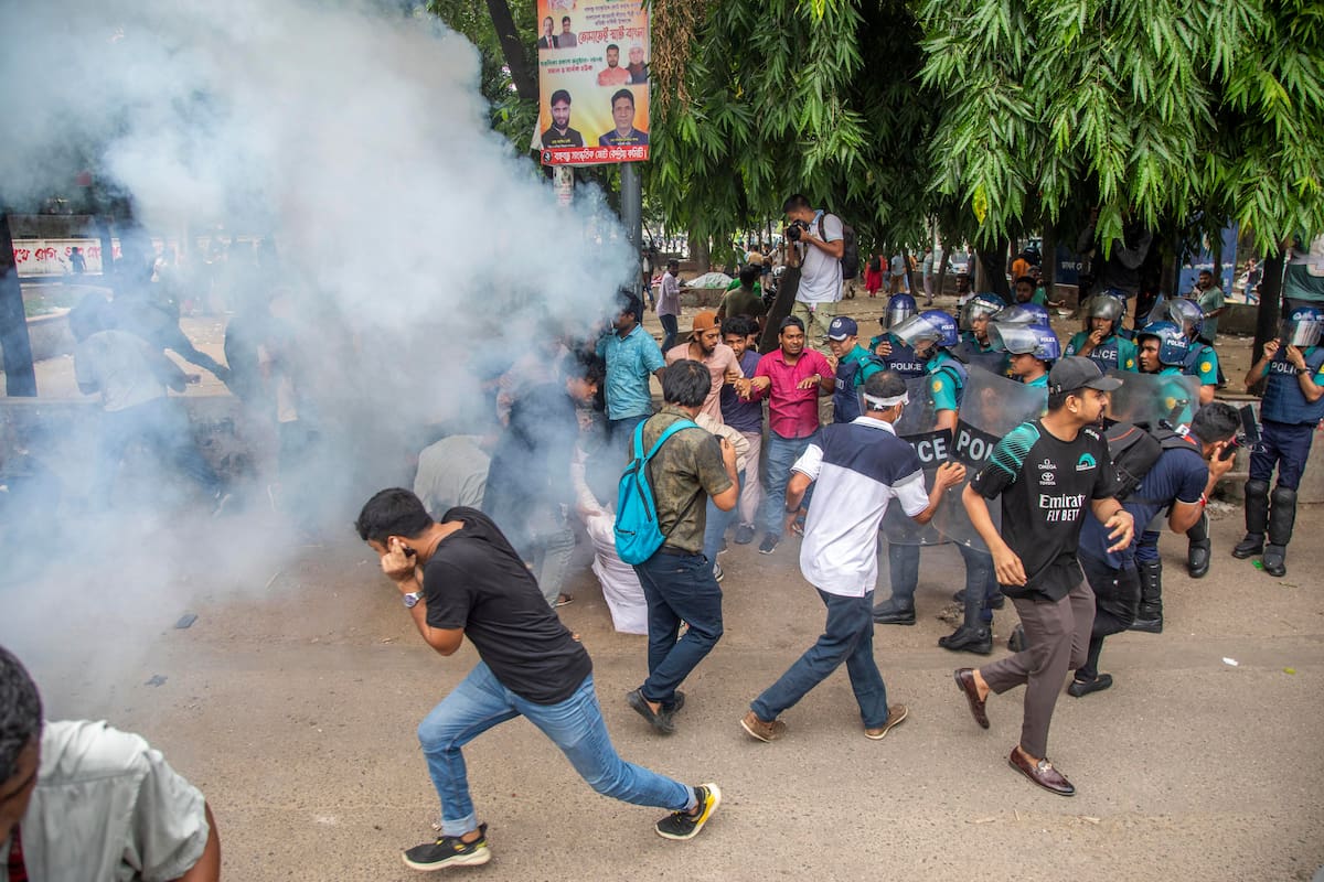 Carga policial en el campus de la Universidad de Daca, Bangladesh. //EFE