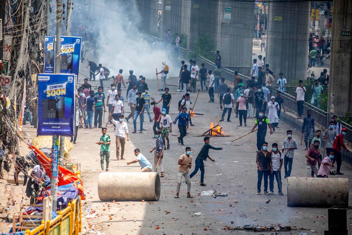 Los manifestantes se enfrentan a la policía, a los miembros de la Liga Chhatra de Bangladesh (BCL) y de la Liga Jubo, durante las actuales protestas de estudiantes con cuotas bajo el lema "Movimiento Estudiantil Antidiscriminación" en la zona de Mirpur, en Dhaka, Bangladesh. //EFE