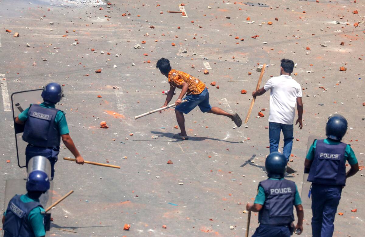 Los manifestantes se enfrentan a la policía, a los miembros de la Liga Chhatra de Bangladesh (BCL) y de la Liga Jubo, durante las actuales protestas de estudiantes con cuotas bajo el lema "Movimiento Estudiantil Antidiscriminación" en la zona de Mirpur, en Dhaka, Bangladesh. //EFE