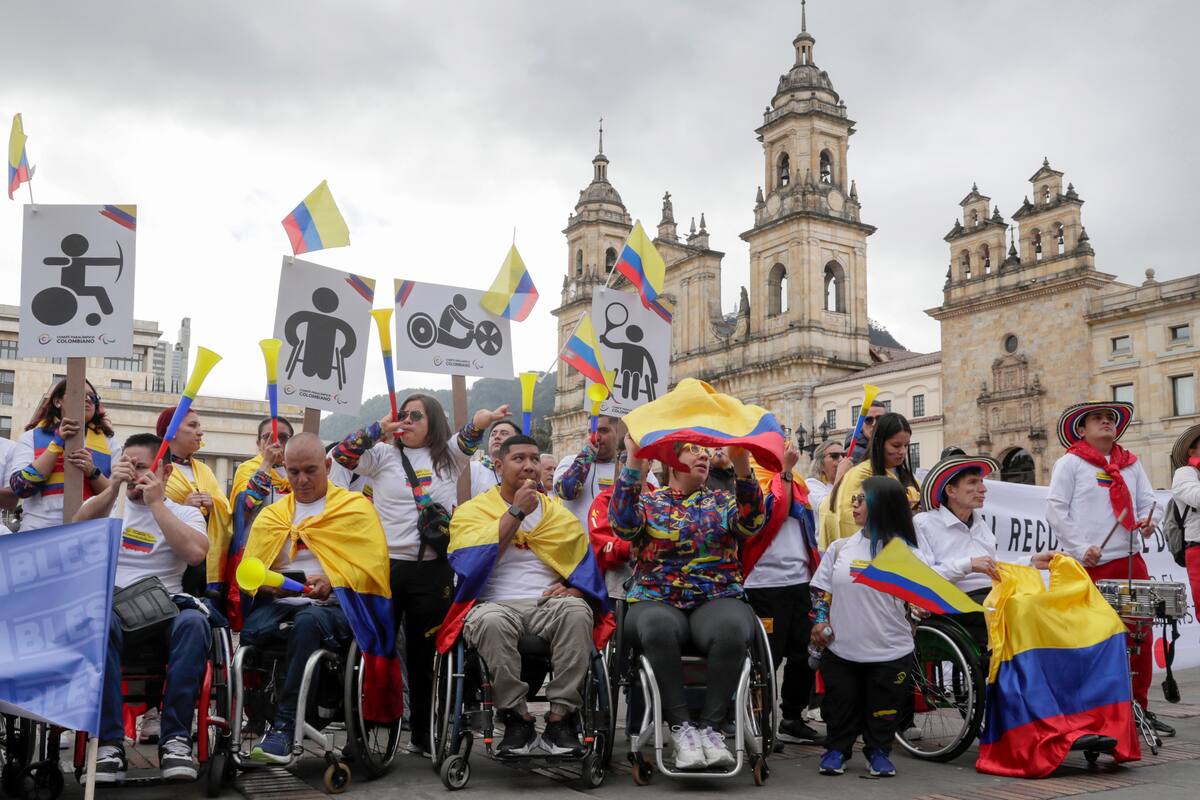 Medallistas olímpicos y paralímpicos colombianos protestaron este lunes en Bogotá contra la reducción del presupuesto para el deporte prevista para 2026. //Foto, EFE: Carlos Ortega