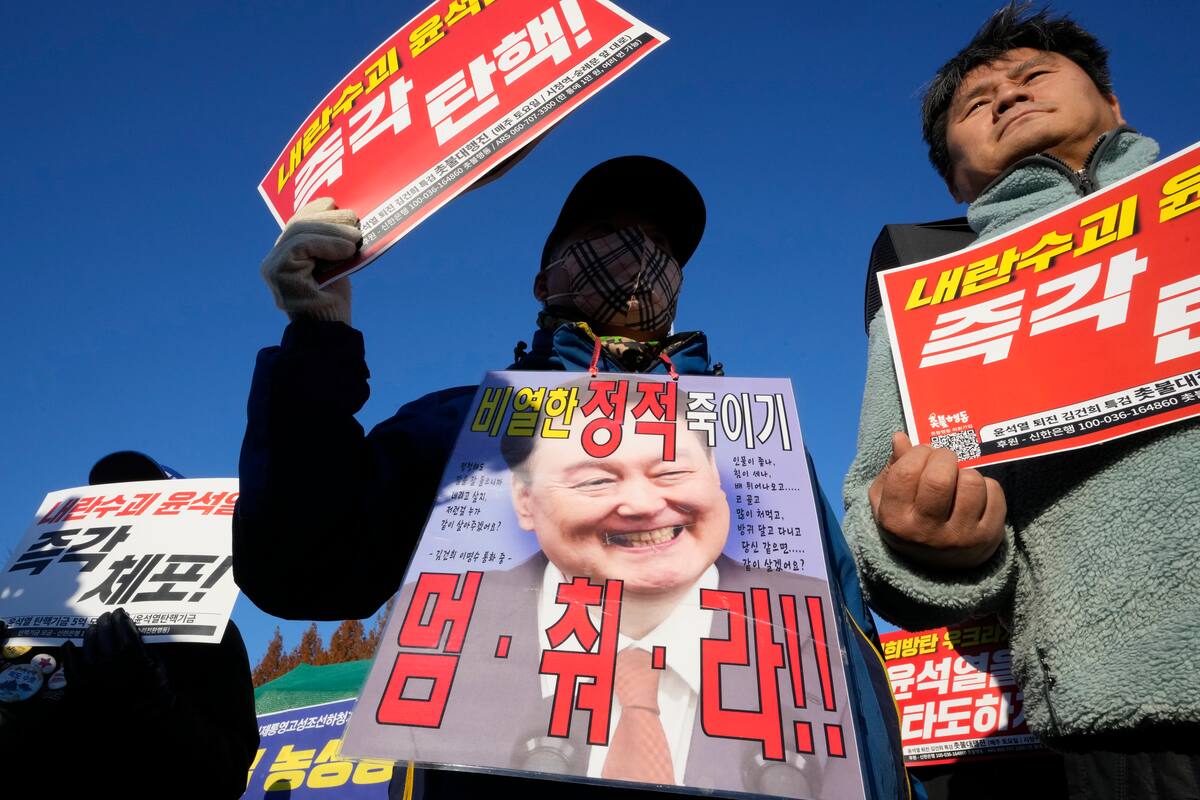 Manifestantes asisten a una marcha para exigir la renuncia del presidente de Corea del Sur, Yoon Suk Yeol. //AP