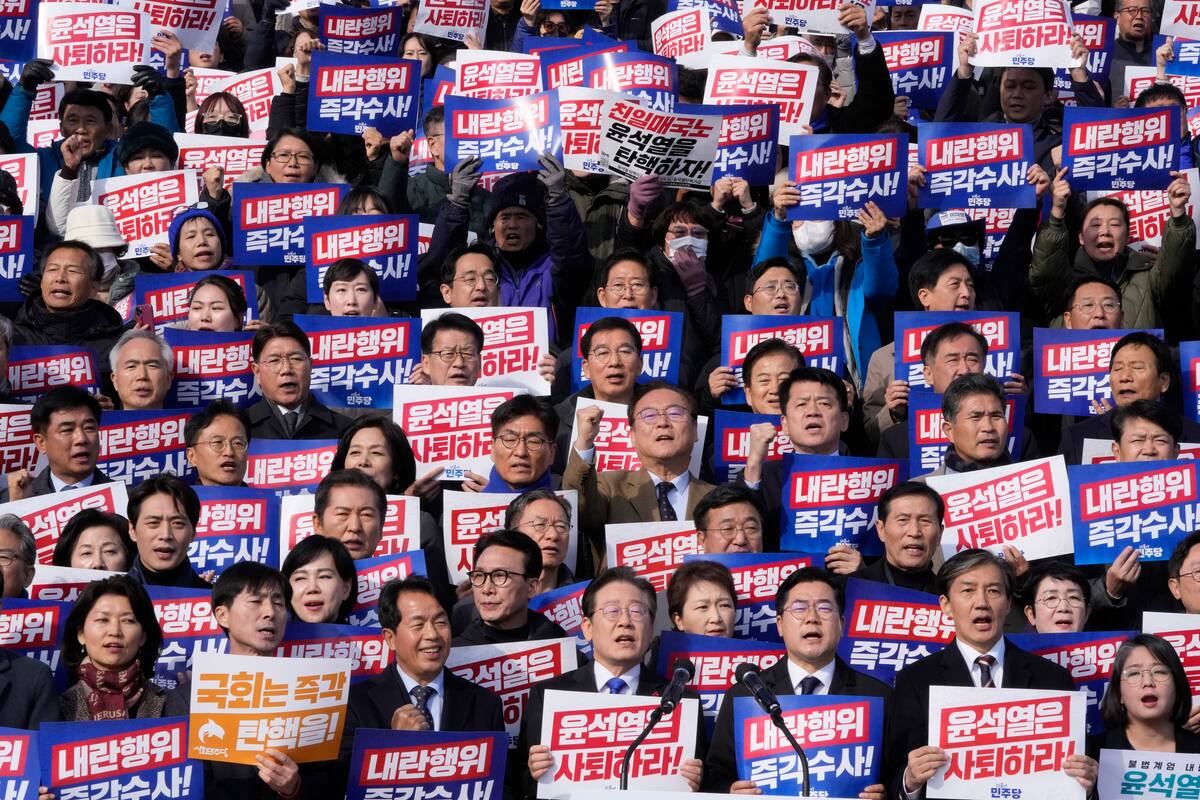 El líder del principal partido opositor de Corea del Sur, Lee Jae-myung, abajo en el centro, corea lemas durante una marcha contra el presidente, Yoon Suk Yeol. //AP