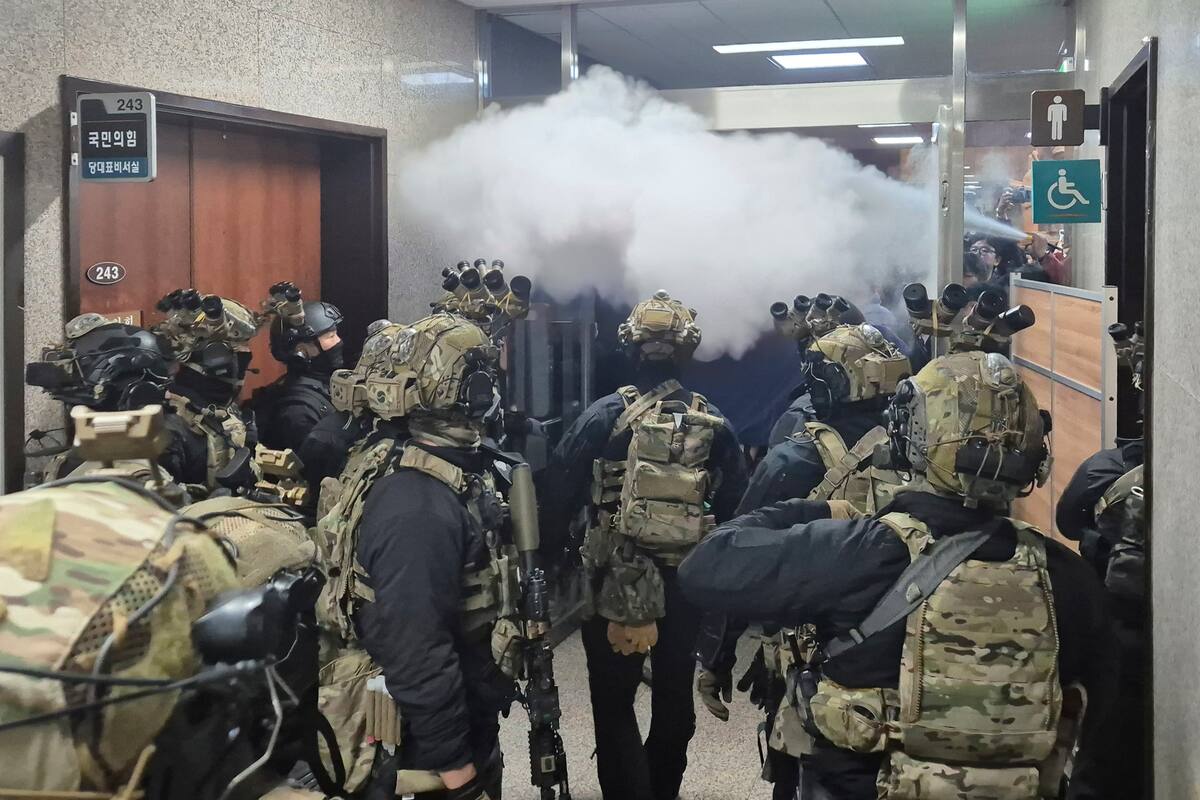 Empleados de la Asamblea Nacional rocían con un extintor a los soldados en la Asamblea Nacional en Seúl, Corea del Sur. //AP