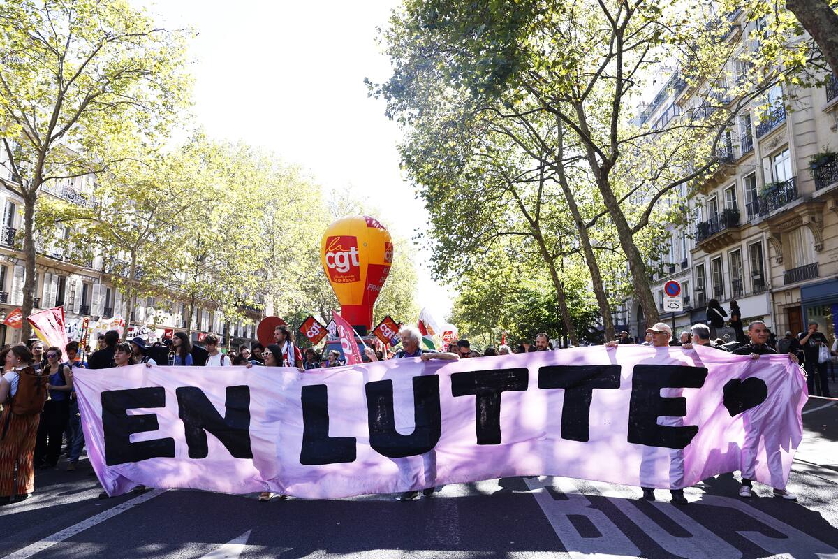 Manifestantes este jueves en París con una pancarta en la que se lee 'En Lutte' (En Lucha). EFE/EPA/MOHAMMED BADRA