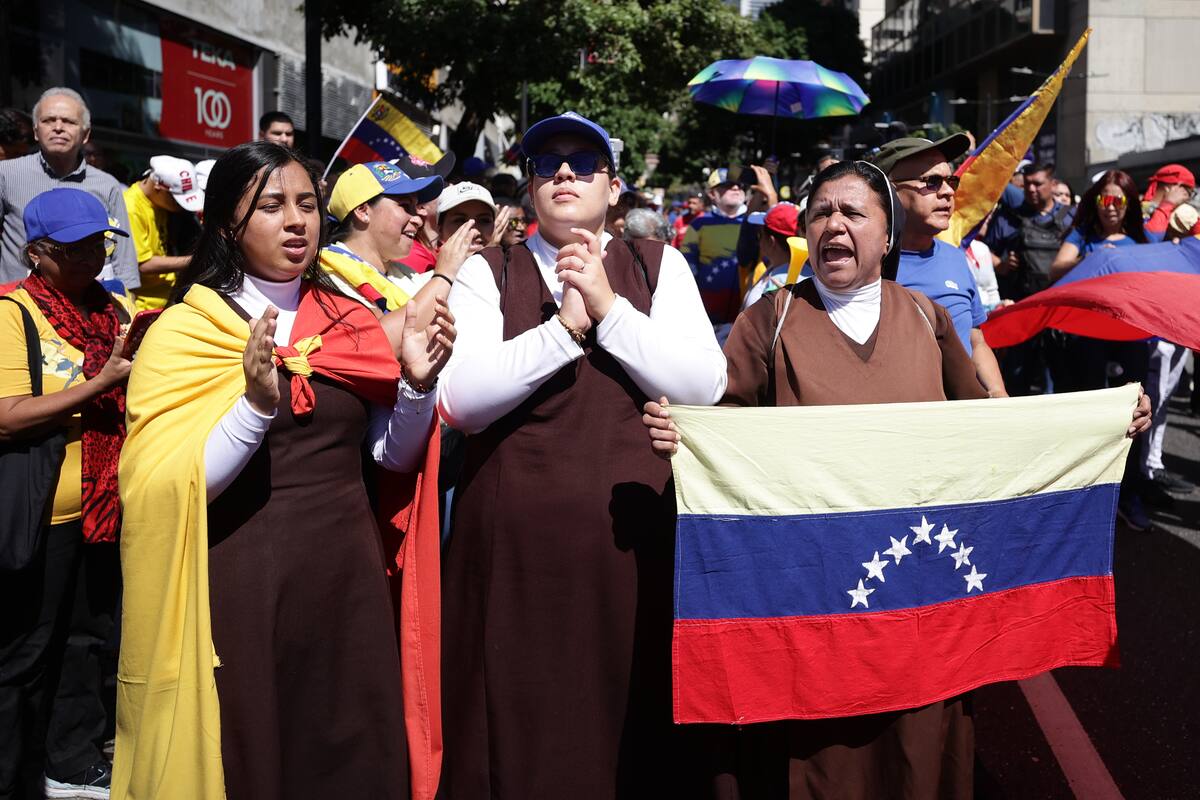 Venezolanas opositoras gritan consignas durante una manifestación este jueves en Caracas. //EFE